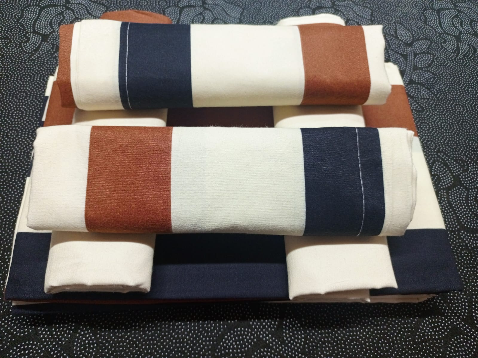 6pc set bedsheets 6*6 (2 Bed sheets, 4 pillow cases) Cotton Bedsheets Set comes as 2pcs of Bedsheet and 4pcs of Pillow Cases Bedding Set