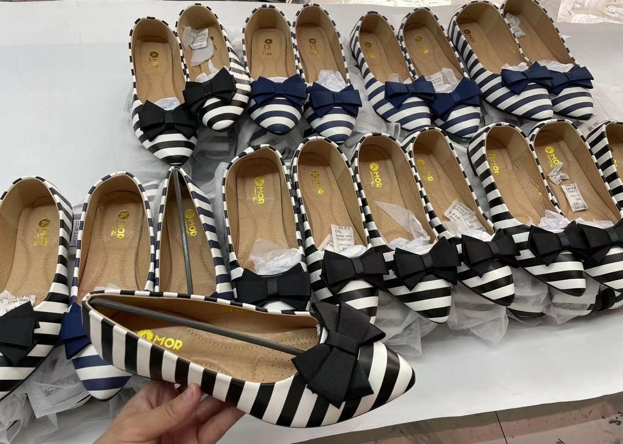 Women’s  Striped Flat Shoes, Pointed Toe with Bow . Comfortable Slip-On Ballet Flats for Office, Casual & Dressy Looks