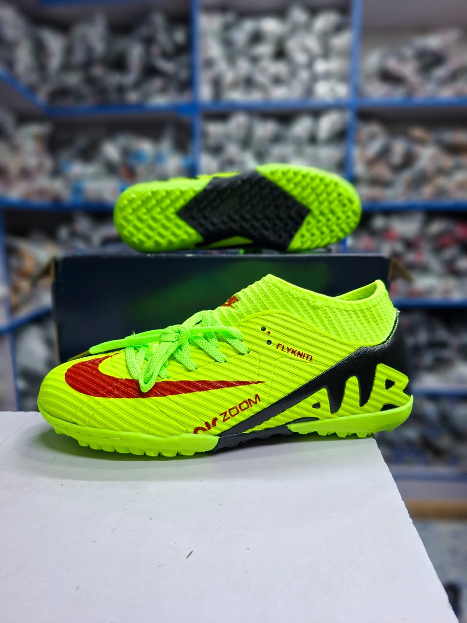 Air zoom boot trainers SOCCER/FOOTBALL High quality comfy football boots 🔥all men and women dreaming football boot favorable for all playing grounds either carpet or dust ground ✨very cute