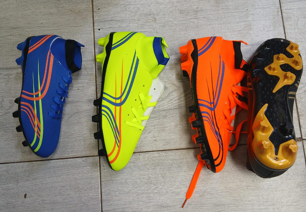 High quality leather comfy soccer football boots 🔥 for all men and women dreaming of  football boots favorable for playing on all grounds either carpet or dust ground ✨very cute all sizes available