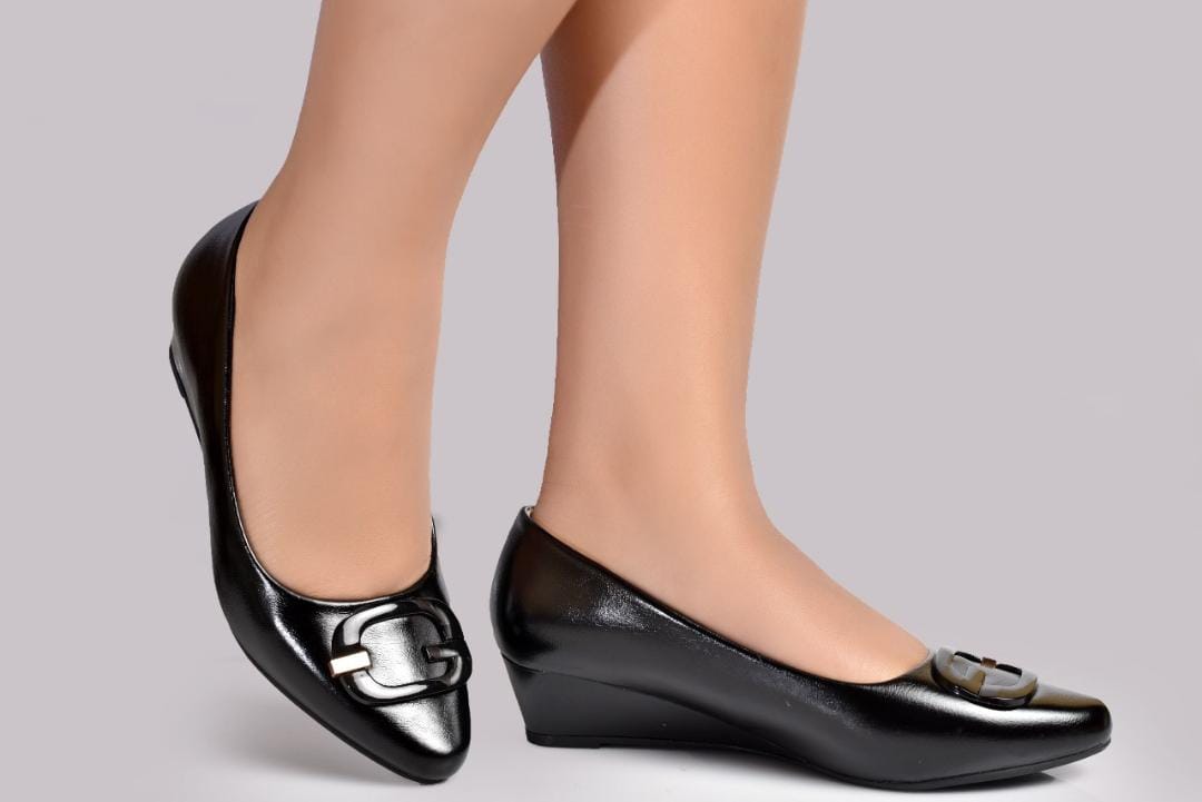 LADIES New all day low wedged SHOEs🔥🔥🔥🔥 Quality fashion comfortable women/ladies🔥🔥🔥🔥 your favourite Closed classic low wedge shoes