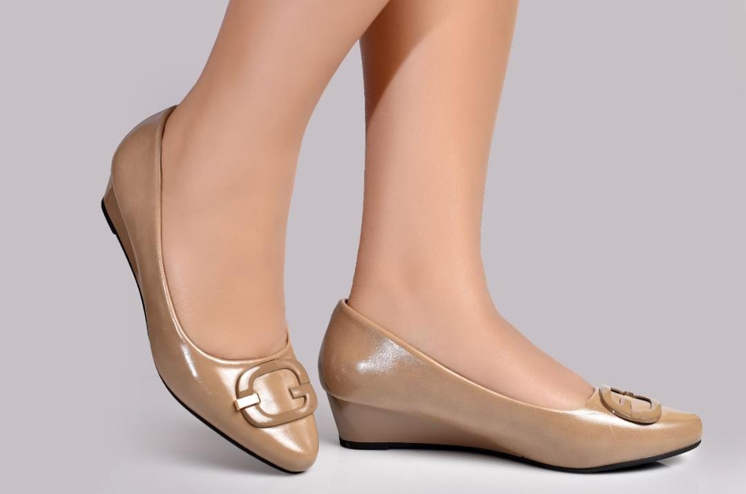 LADIES New all day low wedged SHOEs🔥🔥🔥🔥 Quality fashion comfortable women/ladies🔥🔥🔥🔥 your favourite Closed classic low wedge shoes