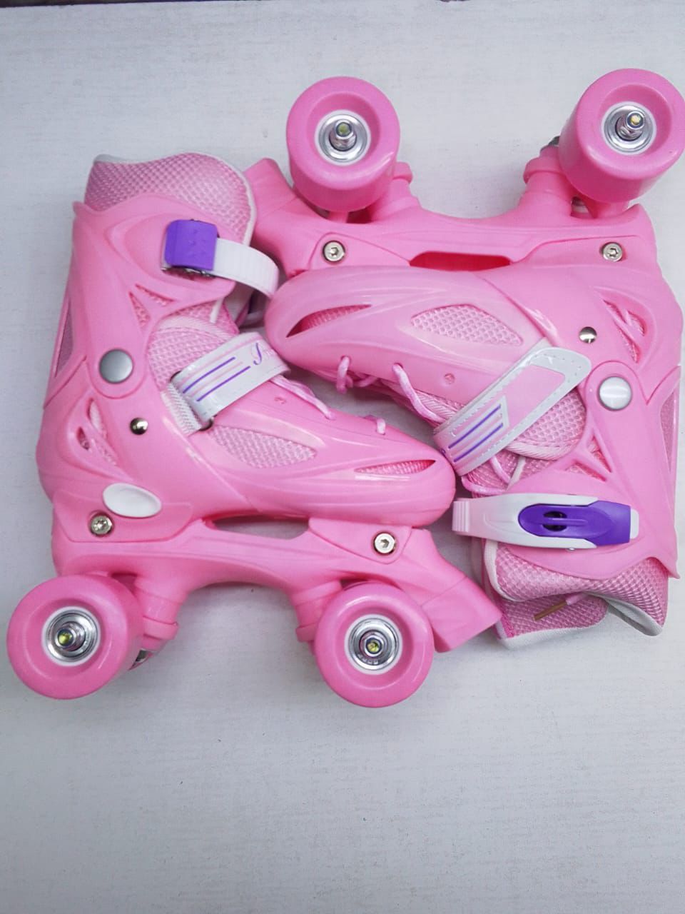 🛼🌟 Kids 4-Wheel Roller Skates – Safe, Strong & Super Fun! 🌟🛼Give your child the perfect balance and confidence with these classic 4-wheel roller skates – ideal for beginners!
