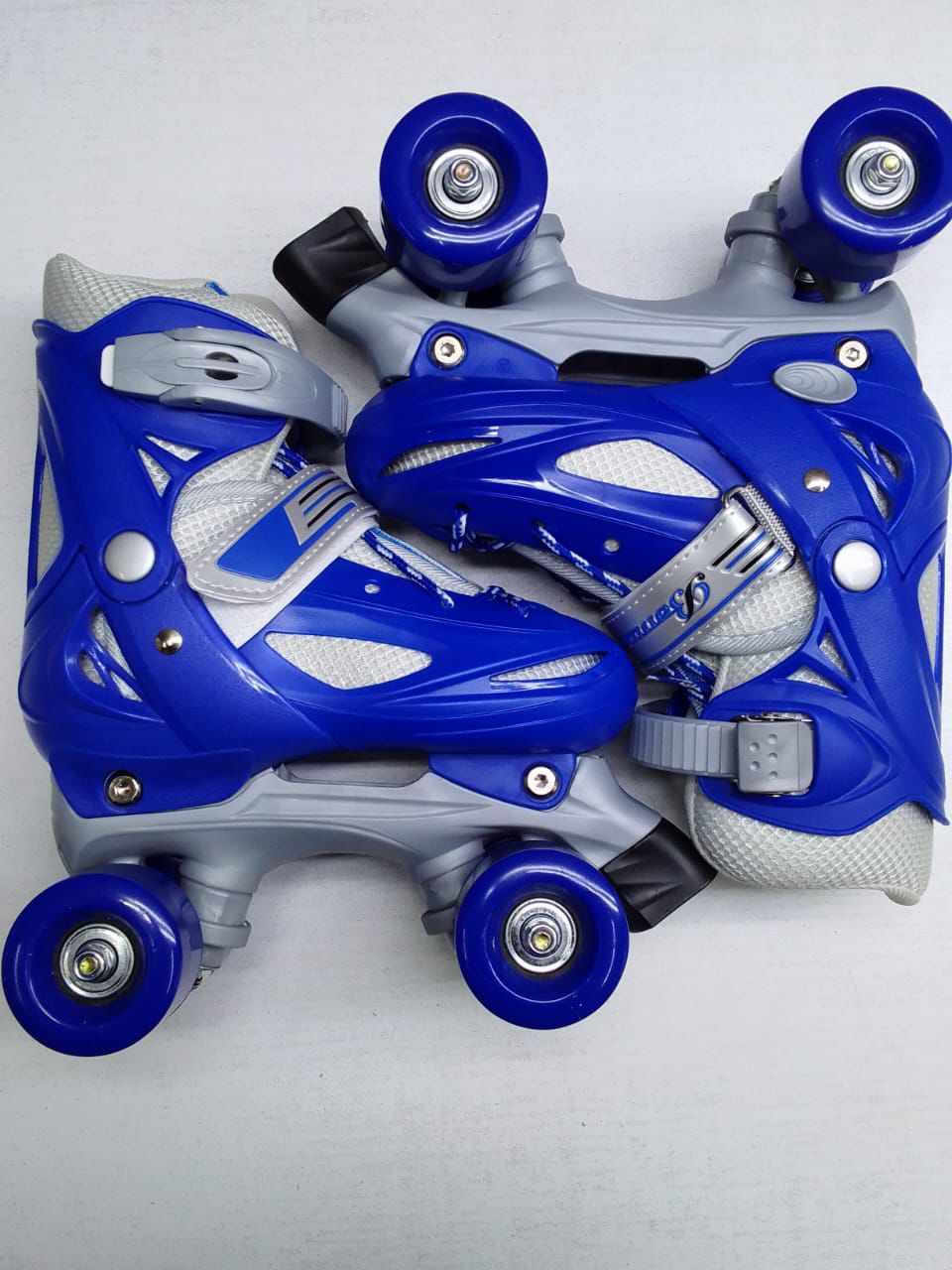 🛼🌟 Kids 4-Wheel Roller Skates – Safe, Strong & Super Fun! 🌟🛼Give your child the perfect balance and confidence with these classic 4-wheel roller skates – ideal for beginners!