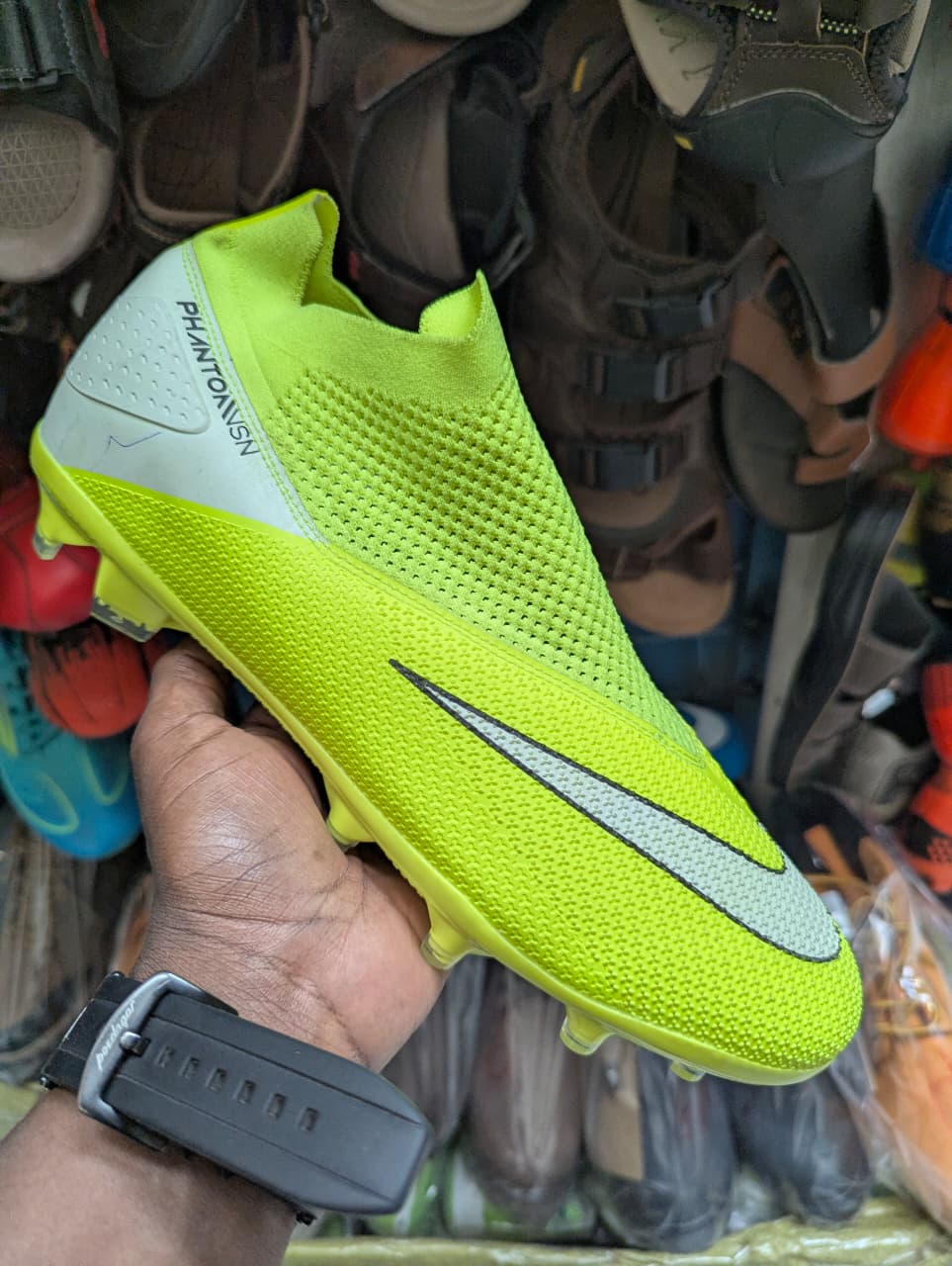 🔥⚽ Phantom Style Elite Football Boots – No Laces, Pure Performance ⚽🔥Step onto the pitch with confidence and next-level control in these sleek, modern football boots