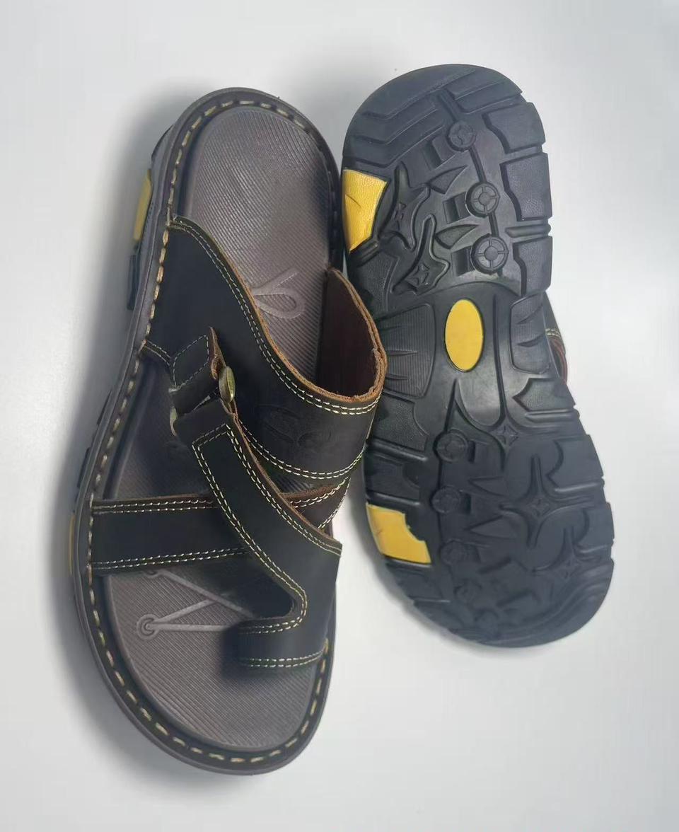 👞✨ Men’s Leather Slip-On Sandals (Rugged Comfort) Stay comfortable and stylish with these durable men’s leather sandals, designed for everyday wear and long-lasting use