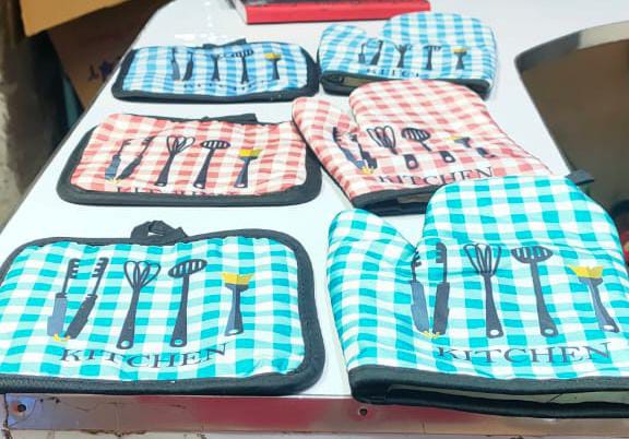 2 in 1 Kitchen/Oven gloves has a mat and a glove.