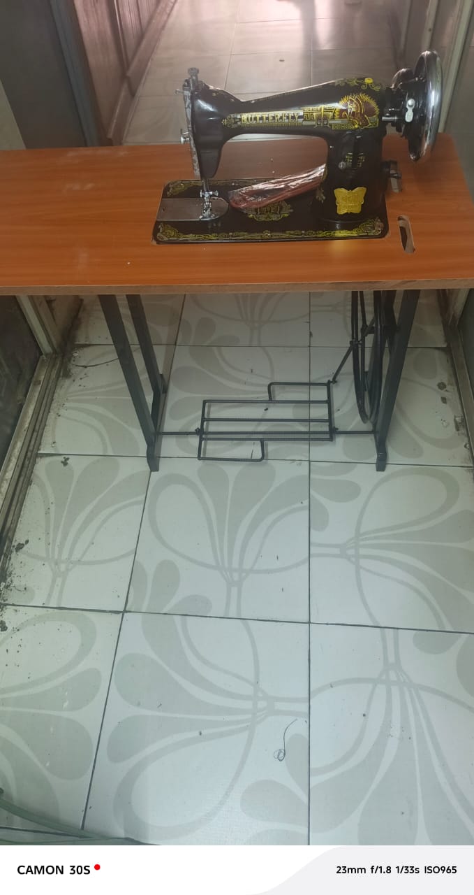 BUTTERFLY SEWING MACHINE WITH STAND