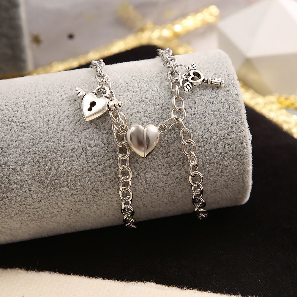 UPHUI 4PCS Male and Female Couple Magnetic Bracelet Love Magnetic Bracelet Lock and Key Design Couple Ring with Diamond Gift for Friends, Boyfriend, Husband and Wife Anniversary Gift with Jewelry Box