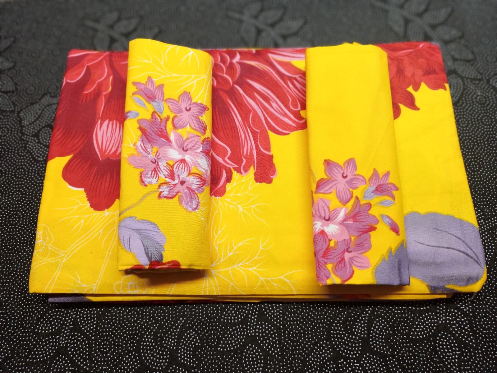 4 pc Cotton  Bedsheets 
2 pcs bedsheets 
2 pcs pillow cases