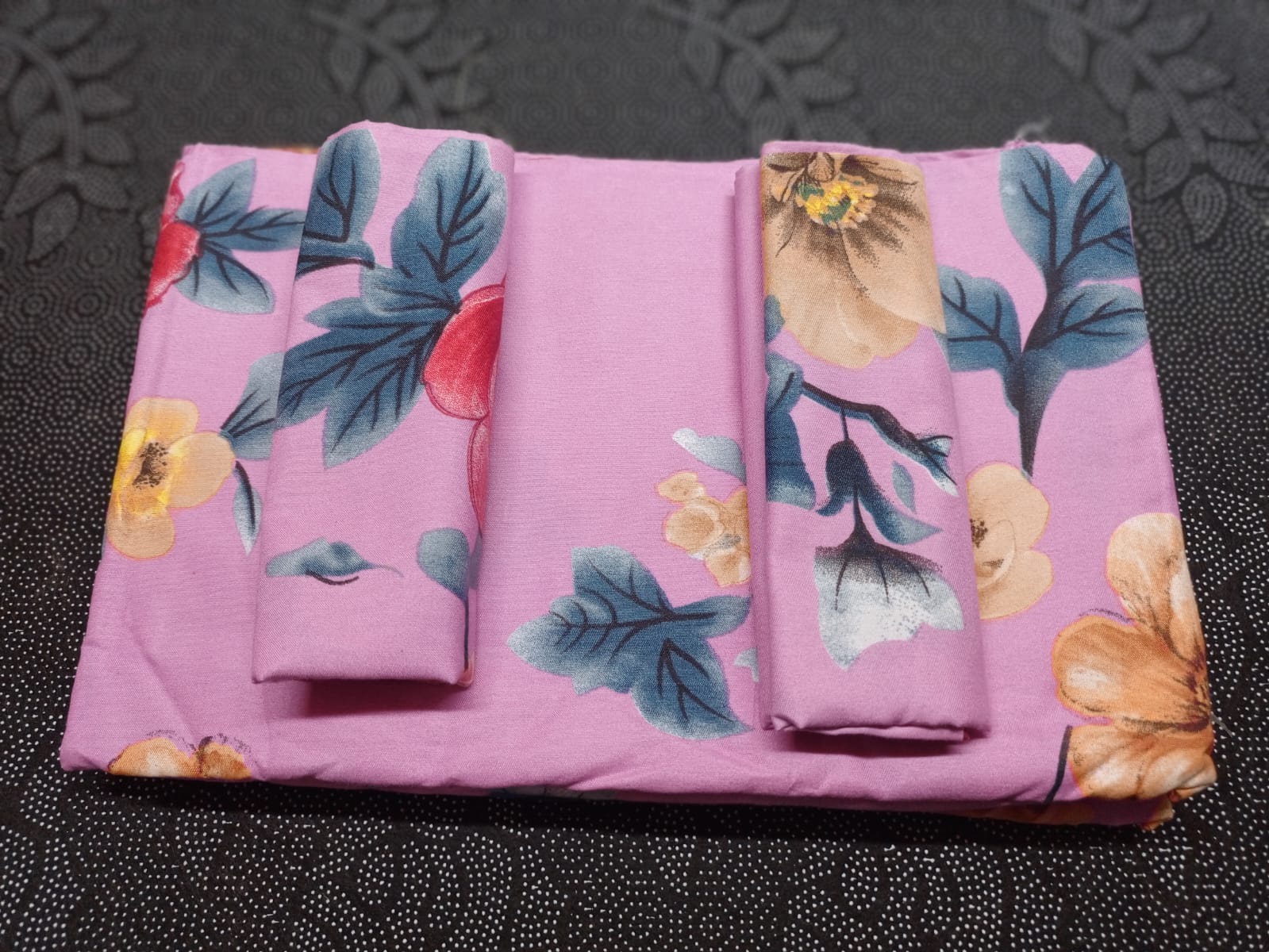 4 pc Cotton  Bedsheets 
2 pcs bedsheets 
2 pcs pillow cases