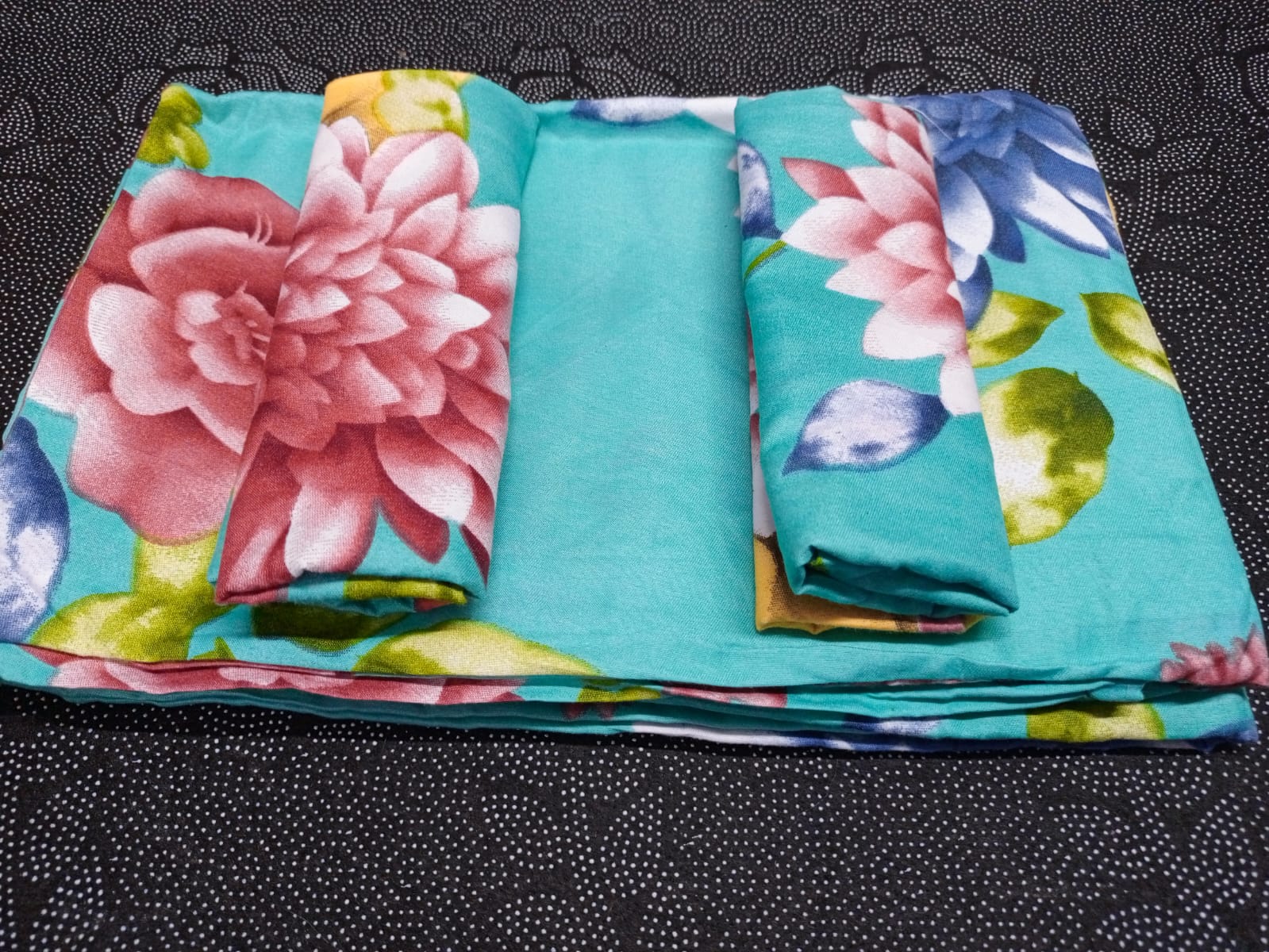 4 pc Cotton  Bedsheets 
2 pcs bedsheets 
2 pcs pillow cases