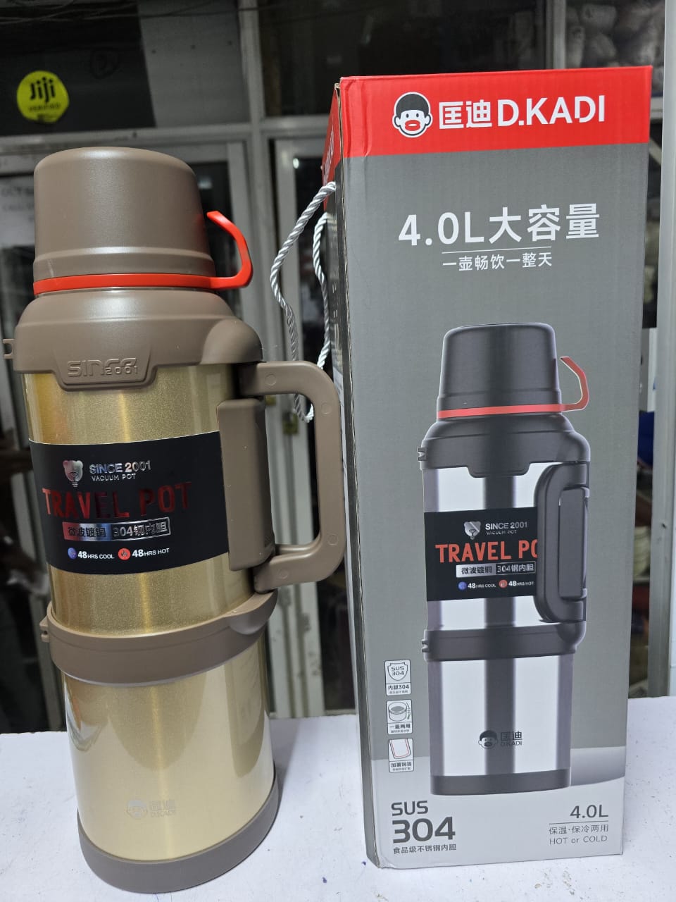 [ CLASSY NEW ARRIVALS🤩🤩✨!!! ] (EXPERIENCE LUXURY FOR LESS ❤) 1 Pc classy brand new very high quality stylish and fancy luxurious Kitchen Flask  4:0 carpto D at an afffordable price 👌🤩