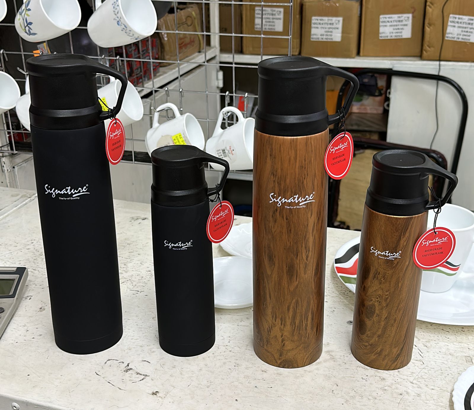 [ CLASSY NEW ARRIVALS🤩🤩✨!!! ] (EXPERIENCE LUXURY FOR LESS ❤) 1 Pc classy brand new very high quality stylish and fancy luxurious Kitchen Flask  1000 ml signature at an afffordable price 👌🤩