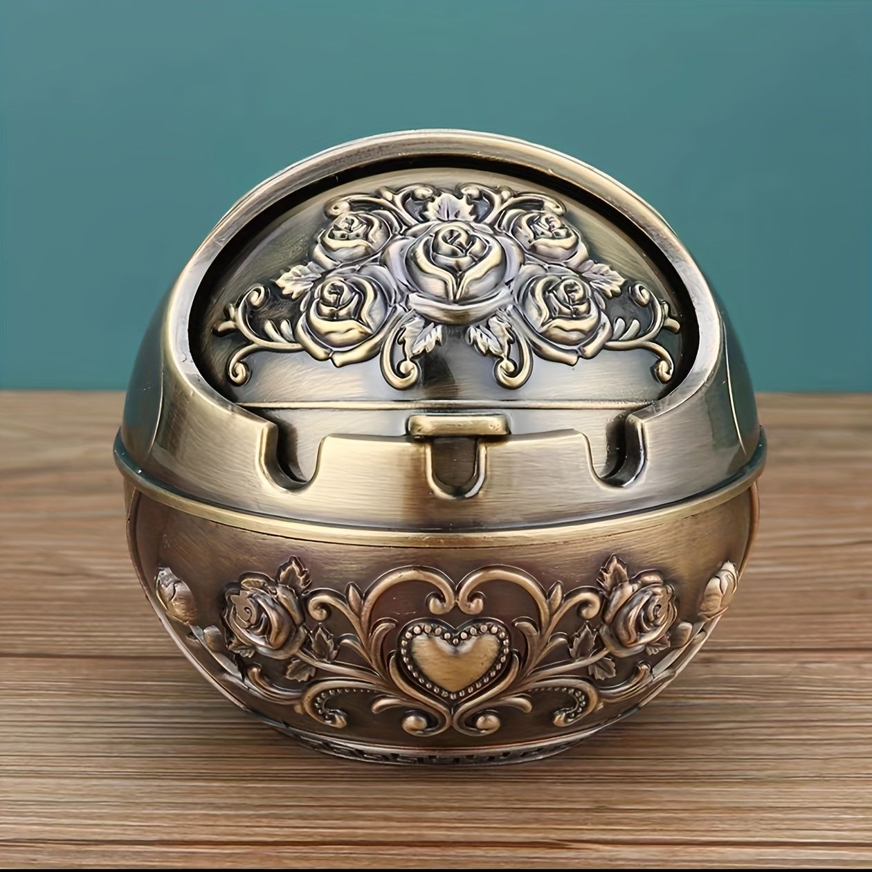 1pc Exquisite Three-Dimensional Carved Metal Ashtray with Windshield - Unique Retro Decor for Home and Office, Indoor and Outdoor Use, Stylish Gift for Friends and Family