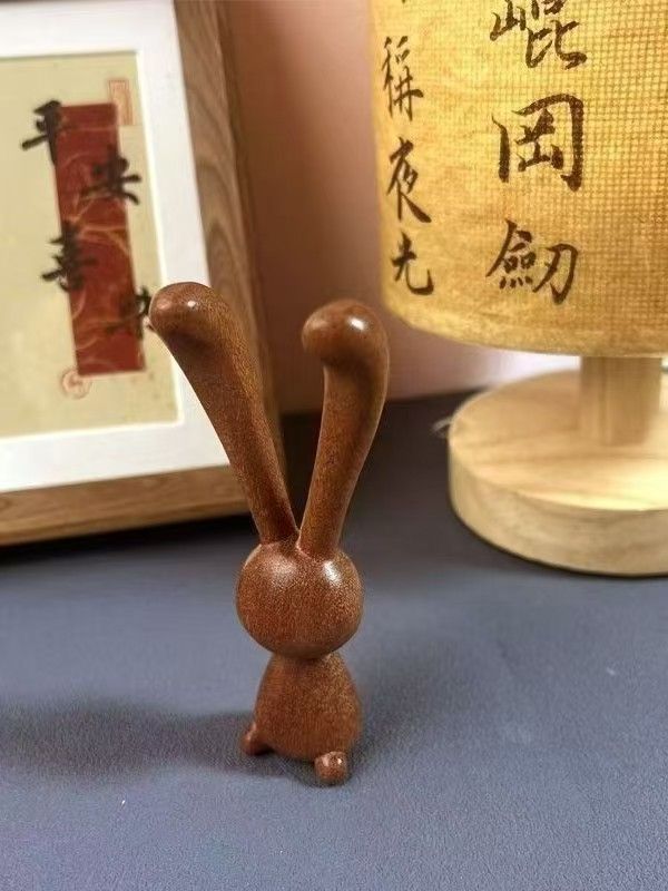 1PCS  Facial and Head Massage Comb - Sandalwood Rabbit Design 9.5CM*4.3CM