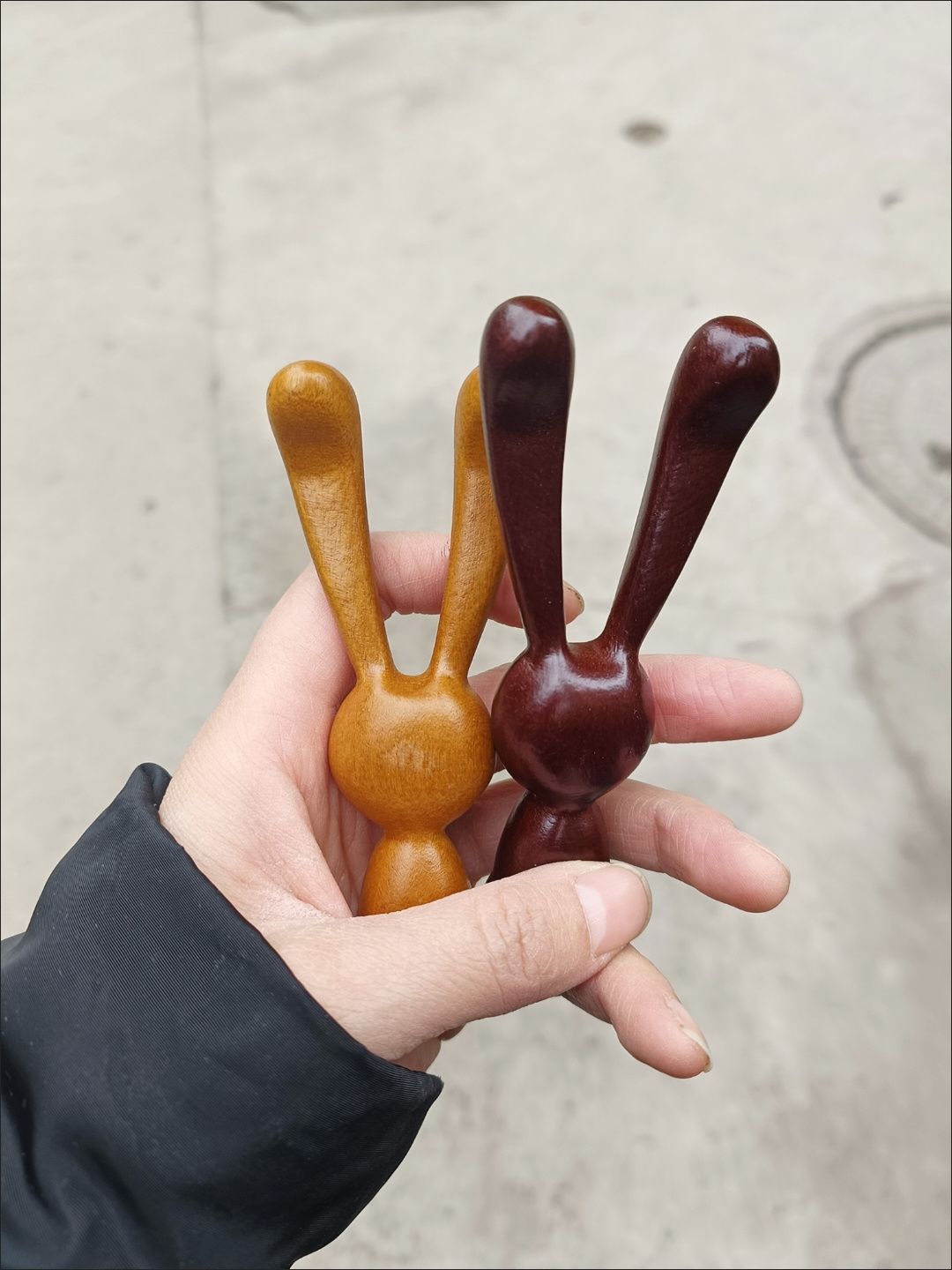 1PCS  Facial and Head Massage Comb - Sandalwood Rabbit Design 9.5CM*4.3CM