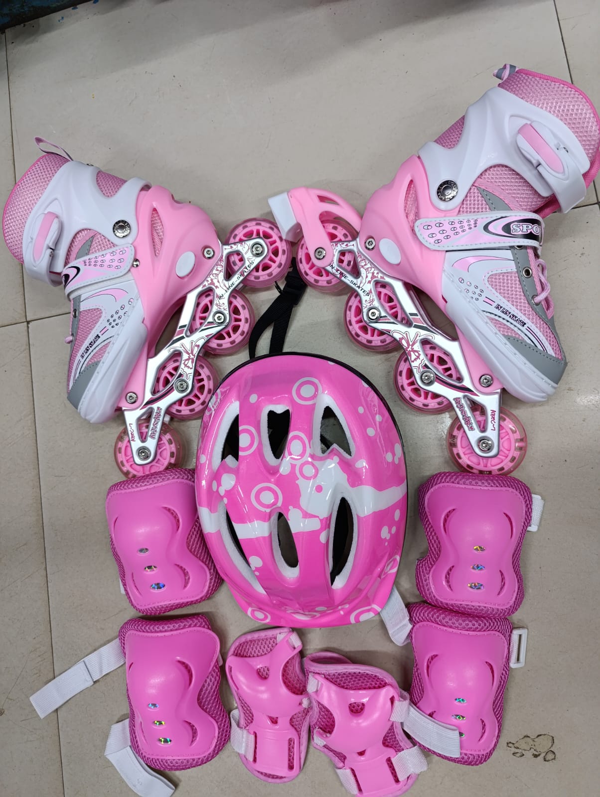 INLINE SKATES FULL SET. Adjustable Size Children Roller Skates 4 Wheels Flashing Roller Skating Shoes Inline Skates Full Set Knee Pads Kids Adult