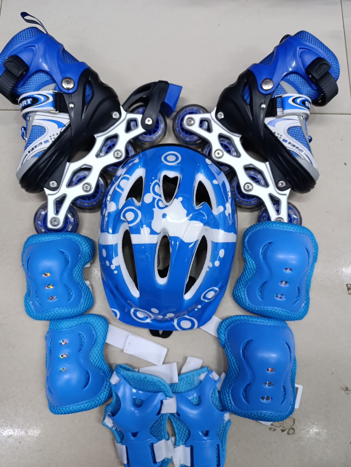 INLINE SKATES FULL SET. Adjustable Size Children Roller Skates 4 Wheels Flashing Roller Skating Shoes Inline Skates Full Set Knee Pads Kids Adult