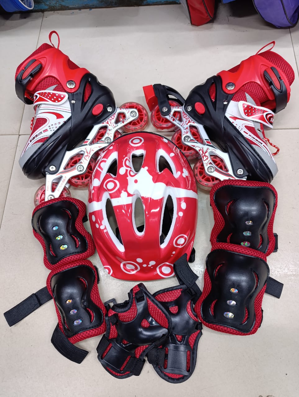 INLINE SKATES FULL SET. Adjustable Size Children Roller Skates 4 Wheels Flashing Roller Skating Shoes Inline Skates Full Set Knee Pads Kids Adult