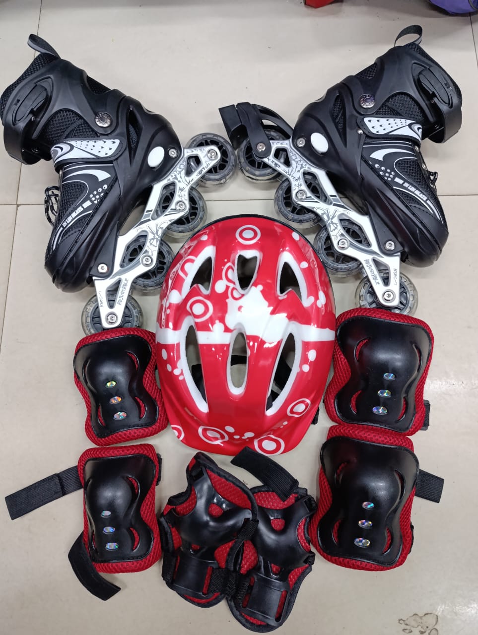 INLINE SKATES FULL SET. Adjustable Size Children Roller Skates 4 Wheels Flashing Roller Skating Shoes Inline Skates Full Set Knee Pads Kids Adult