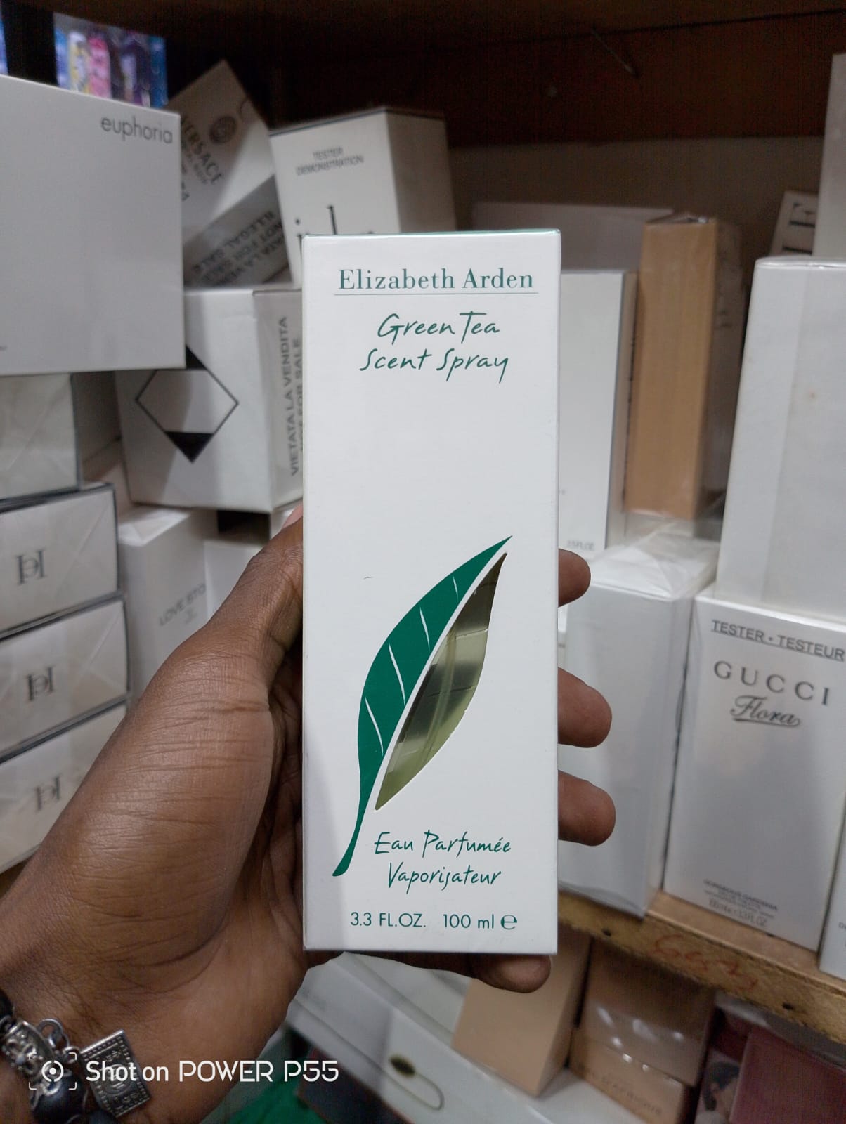 Elizabeth Arden Green Tea 100ml EDTTop notes of lemon and orange peel give Green Tea  a citrus scent that is perfect for warm, breezy evenings. The tart note of rhubarb enters the scene for a sweet un
