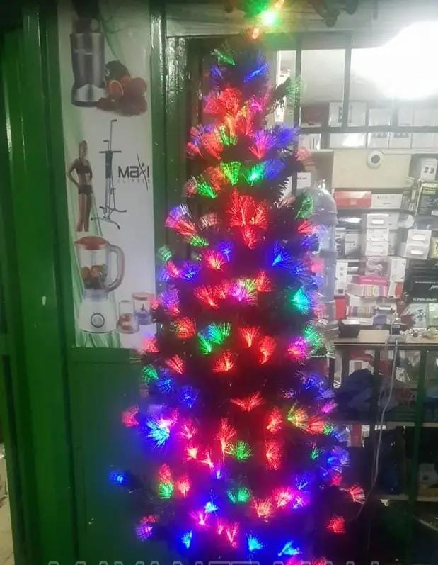 Christmas tree with inbuilt light 4ft