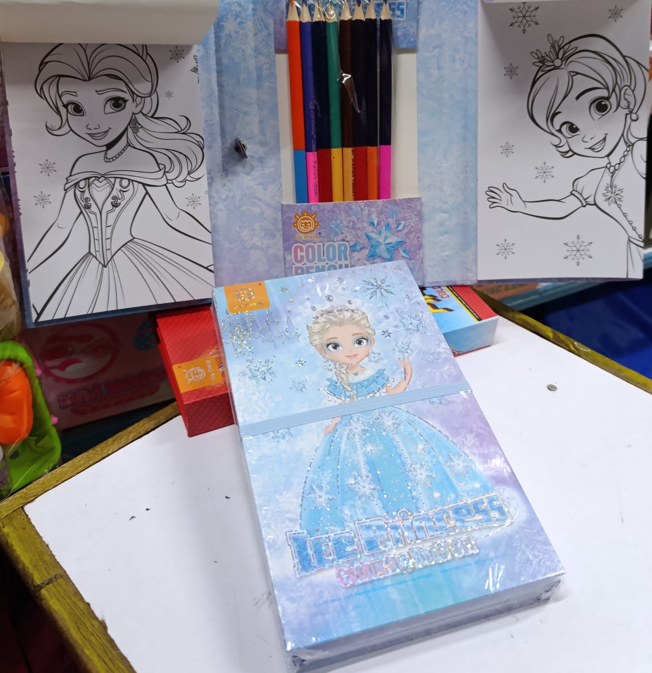 Colouring set for girl
📌Frozen themed
📌Has 60 pages and 8 colour pencil