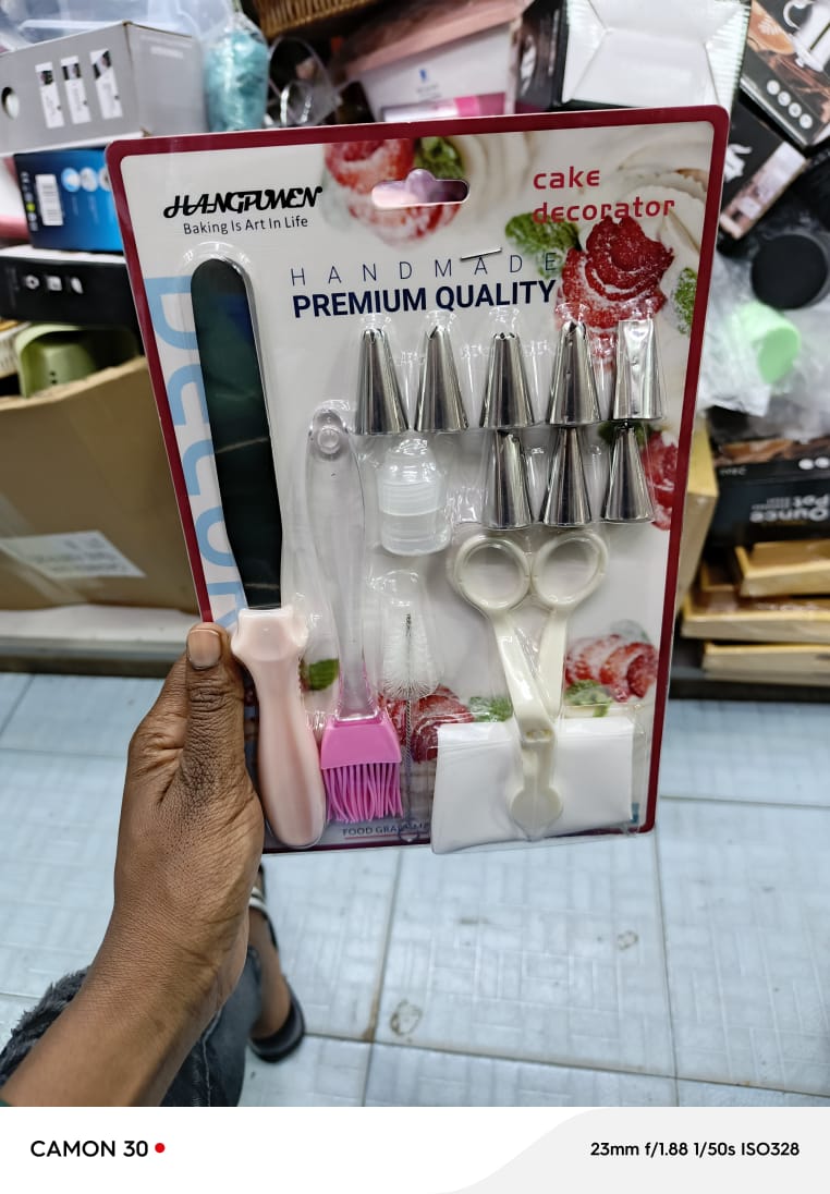 Cake decorator set