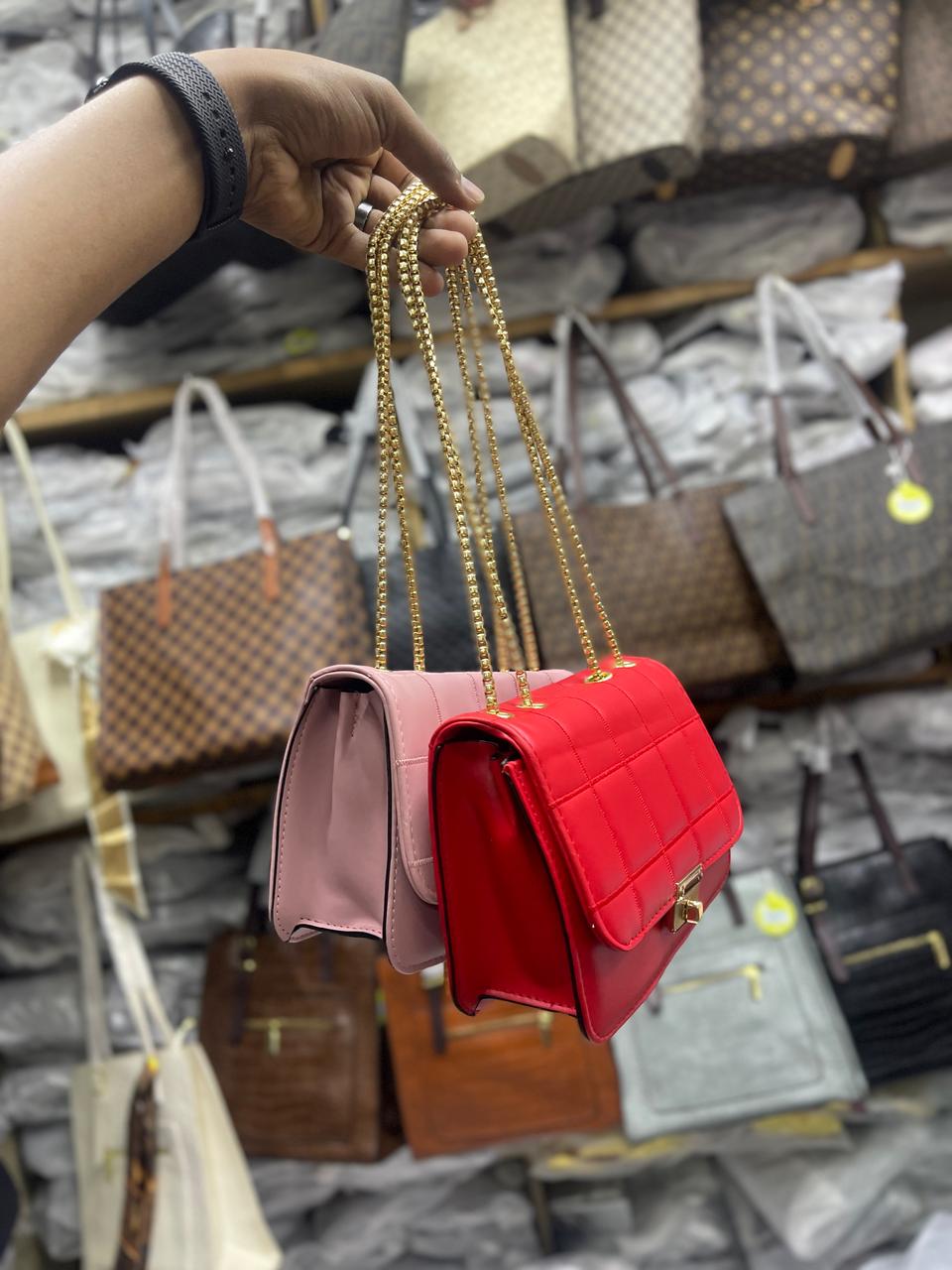 [ ❤EMBRACE THE LATEST TREND 🤩🤩✨ !!! ]   1Pc Classy Brand New High Quality Stylish and Luxurious Ladies Handbag at Affordable price .