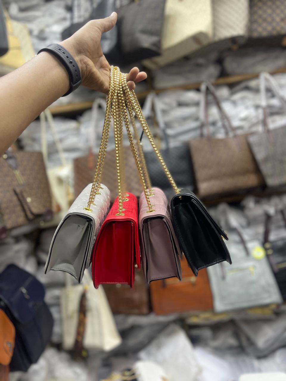[ ❤EMBRACE THE LATEST TREND 🤩🤩✨ !!! ]   1Pc Classy Brand New High Quality Stylish and Luxurious Ladies Handbag at Affordable price .