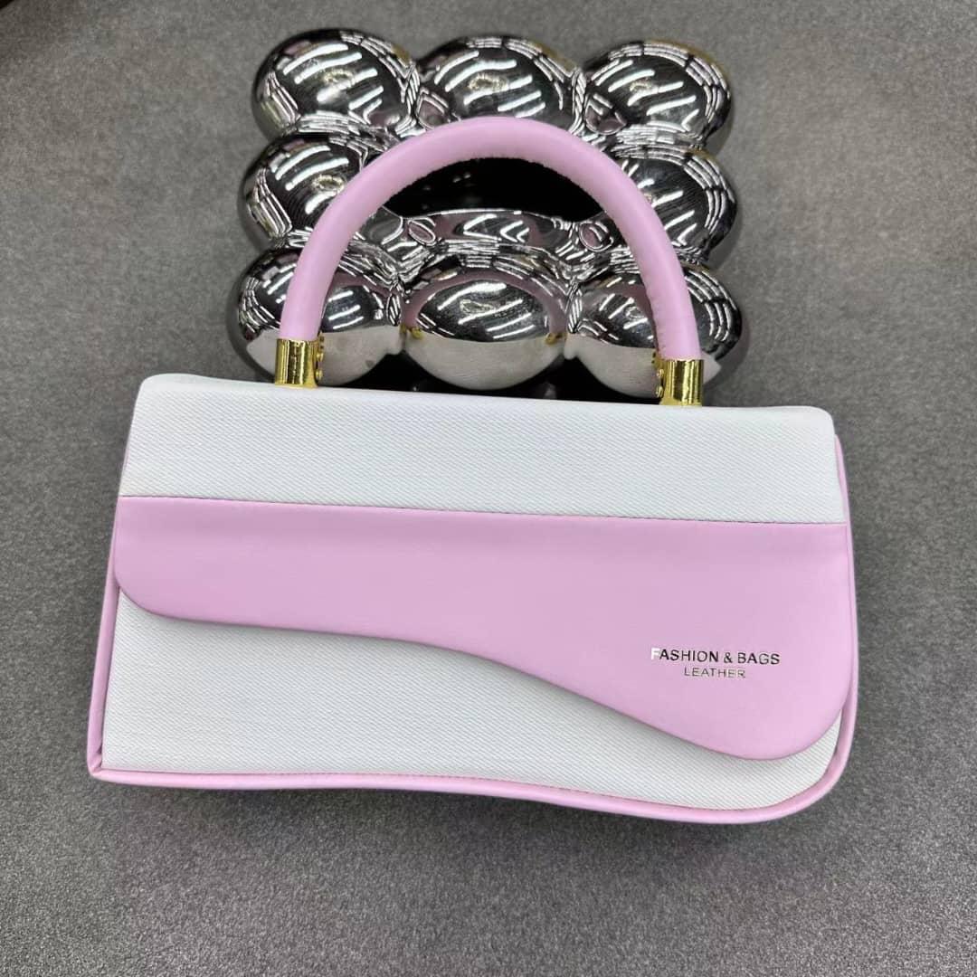 [ ❤EMBRACE THE LATEST TREND 🤩🤩✨ !!! ]  1Pc  Brand New High Quality Stylish and Luxurious Ladies Handbag at Affordable price .