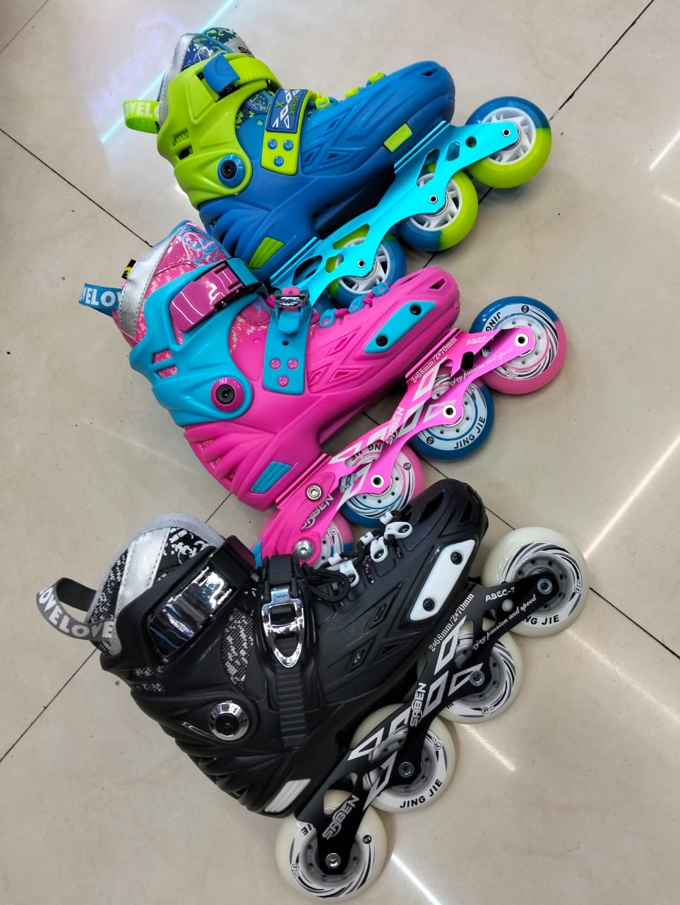 [ GRAB IT AT LOW PRICE+ ADDED OFFERS 🤩✨ !! 1PAIR BRAND NEW VERY QUALITY DURABLE STYLISH SKATE SHOES WITH RUBBER WHEELS SIZE ; LARGE AT AFFORDABLE PRICE