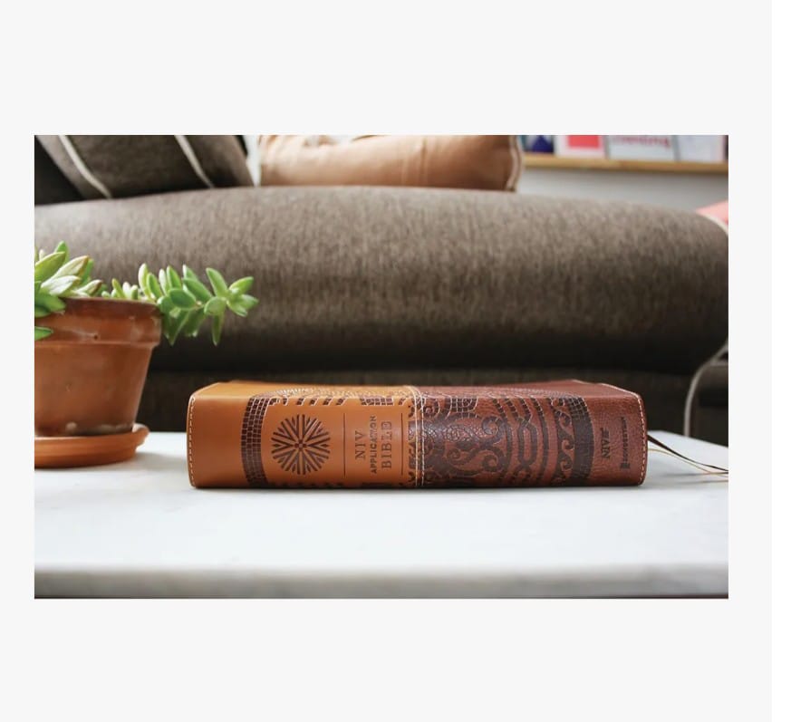 NIV Application Bible, Leathersoft, Brown, Red Letter, Comfort Print: Bringing the Ancient Message of the Bible into Your World (NIV Application Commentary Resources)