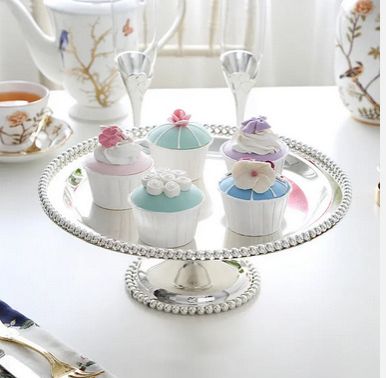 Plastic kitchen cake stand with plastic gold/silver