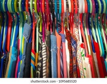 6pc Plastic Hangers plus 1pc  free(7pcs), Storage & Organization Clothing & Closet Storage Clothes Hangers.