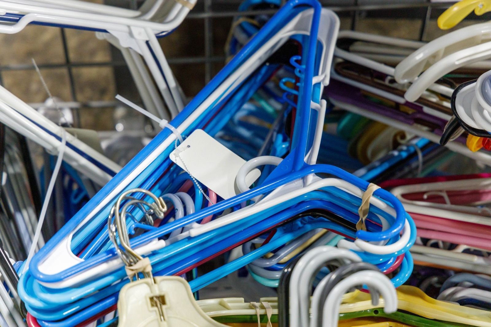 6pc Plastic Hangers plus 1pc  free(7pcs), Storage & Organization Clothing & Closet Storage Clothes Hangers.