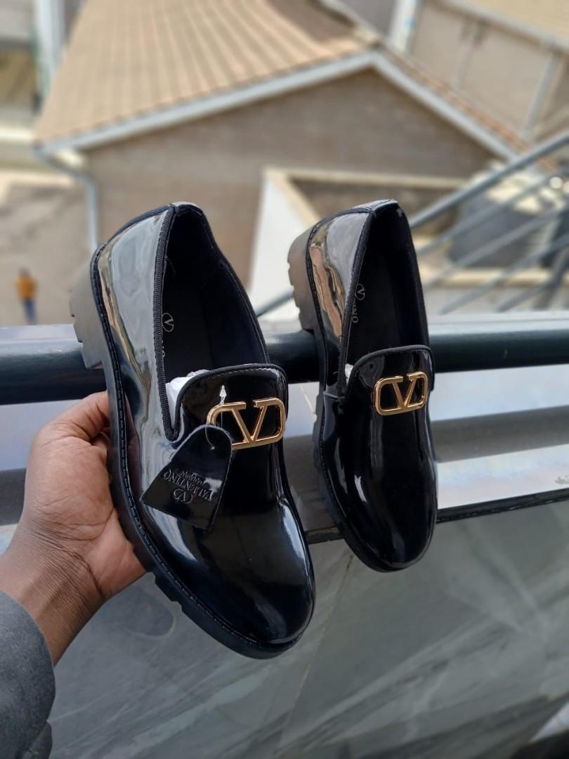 ORIGINAL WET LOOK BLACK MENS OFFICIAL BARNISHED LEATHER, OFFICE AND BLACK PANTENT CASUAL OXFORDS SHOES, VERY CLASSY AND FASHIONABLE, OFFICIALS, CASUAL BOOTS.