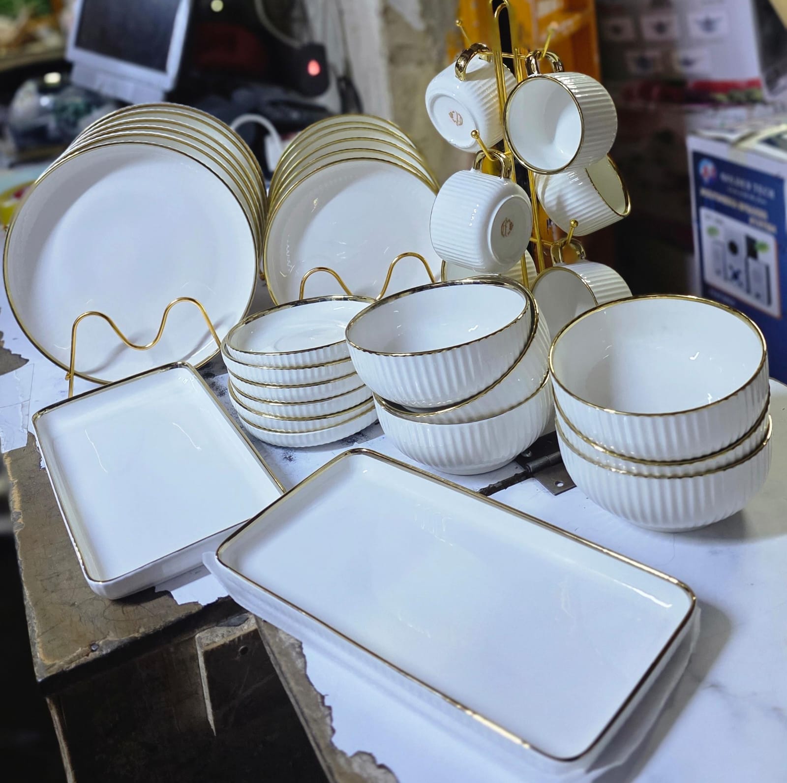 🦋NEW ARRIVALS🤑32pcs Gold Realm Dinner Set😎6 cups 

☆6 saucers 

☆6 side plates 

☆6 bowls 

☆6 plates 

☆2 platters
