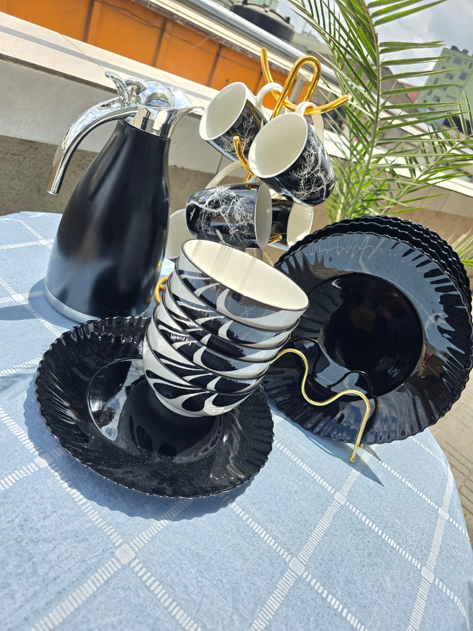 NEW INN🤩📍SUNDABESTS 19pcs black and white dinner set🦋This includes; 6 cups, 6 ceramic plates,6pcs bowls a classy breakable 2litres flask. This makes it a great addition to your serving sets, whethe
