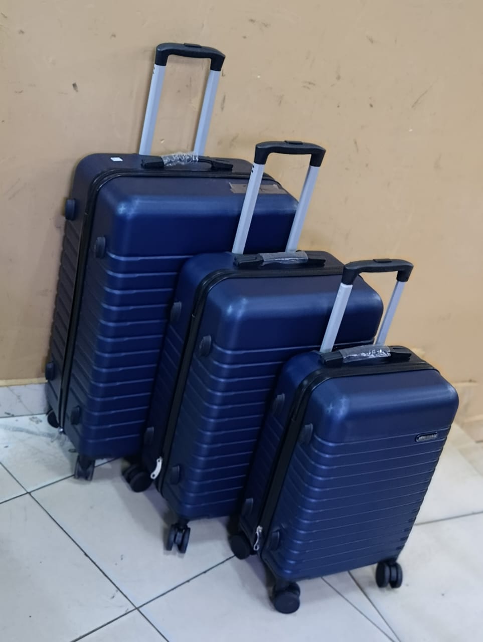 Offer 🔥 Offer🔥
3 in 1 Luxurious Fibre Suitcase*▪️Zipper closure frame.
▪️360 Easy-glide spinner wheels. 
▪️Telescopic handle system locks in multiple levels to adapt.
▪️Compression straps keep cloth