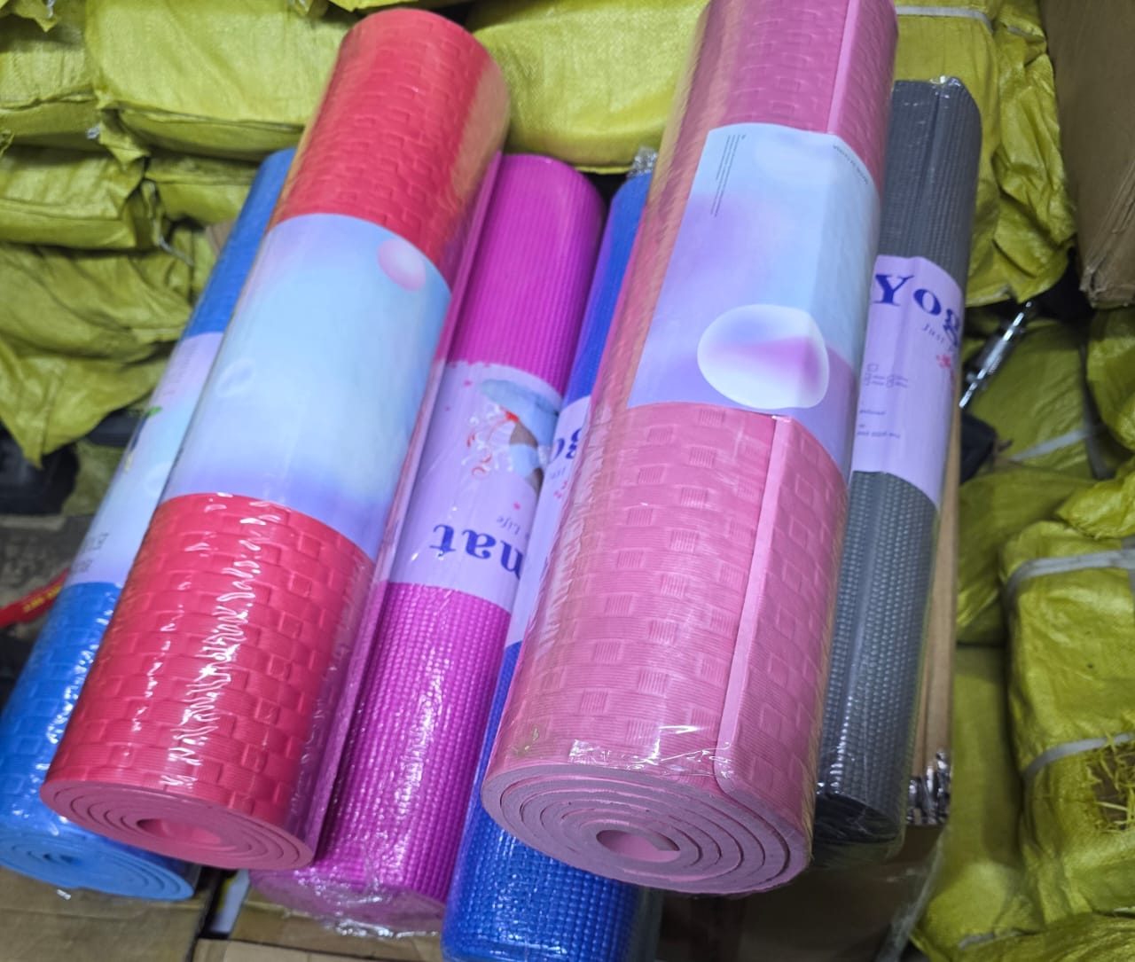 RESTOCKED😶‍🌫️10mmQuality Yoga MAt Extra Thick Exercise YogaMat Support, for Fitness and Gym Workouts🎇perfect for supporting your knees, tailbone, and other sensitive areas, allowing you to maintain