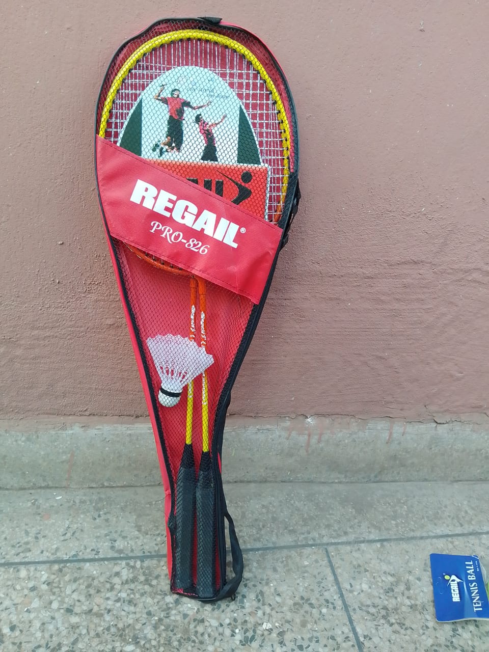Badminton racket with 1 shuttle ☀️light in weight and can be used to swing with great accuracy and control. This original and plastic brand Shuttlecocks for Training Practice. Durable with good qualit