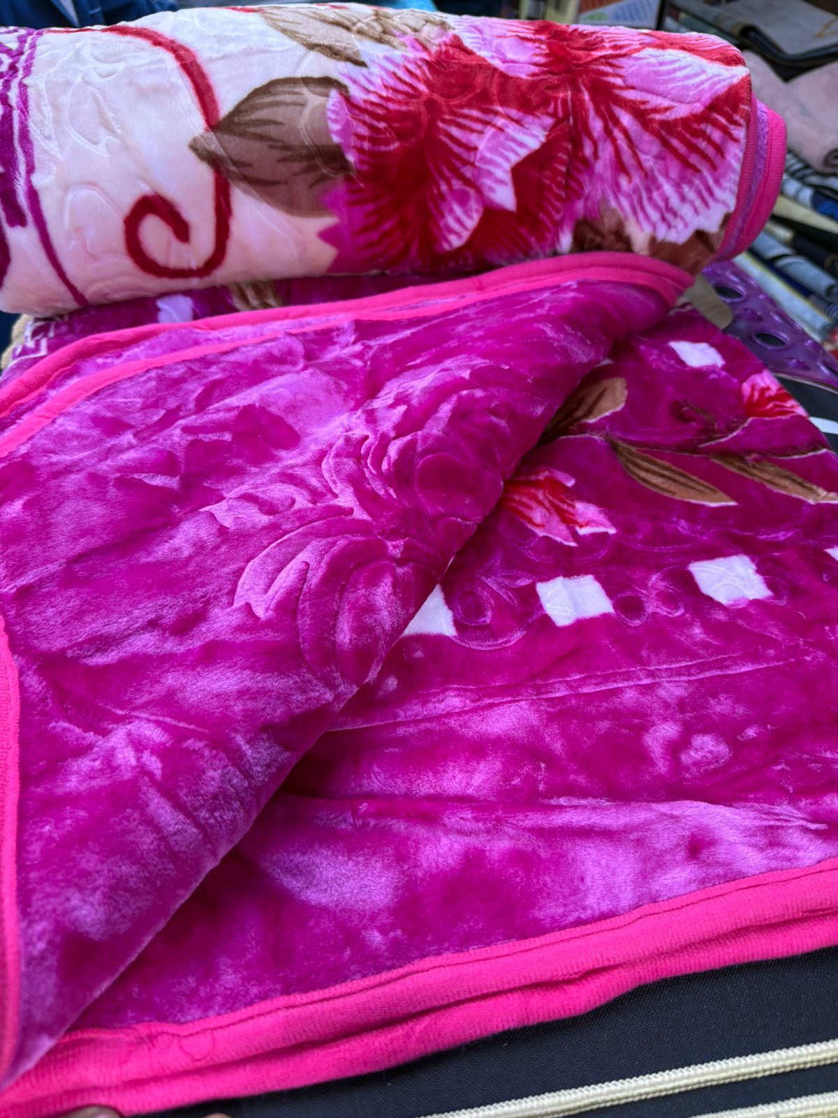 ON STOCK🦋Bed Blanket Cozy And Warm 5 BY 6😶‍🌫️Multi color bed blanket warm and cozy. High quality material made. Color and pattern might change