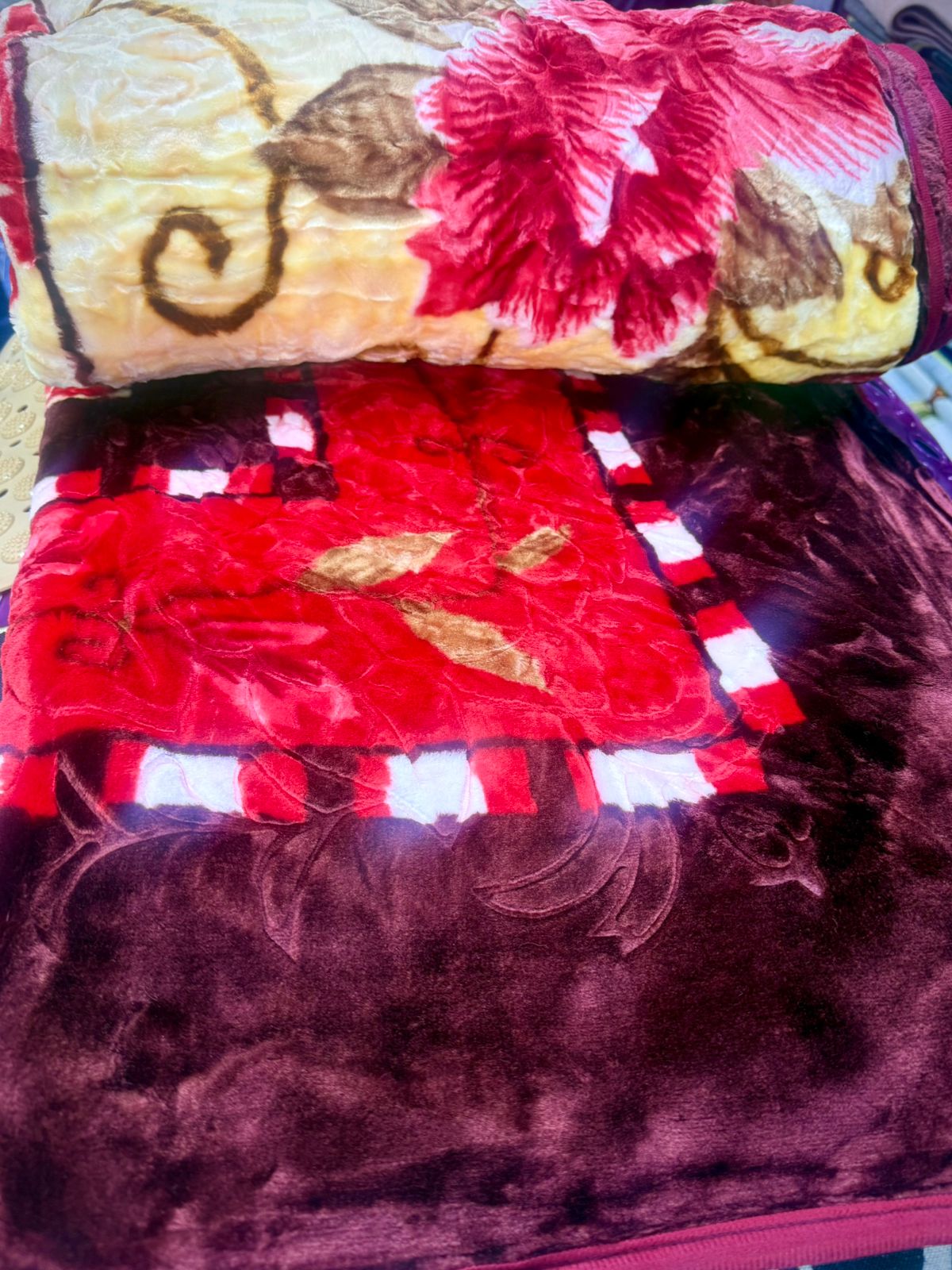 ON STOCK🦋Bed Blanket Cozy And Warm 5 BY 6😶‍🌫️Multi color bed blanket warm and cozy. High quality material made. Color and pattern might change