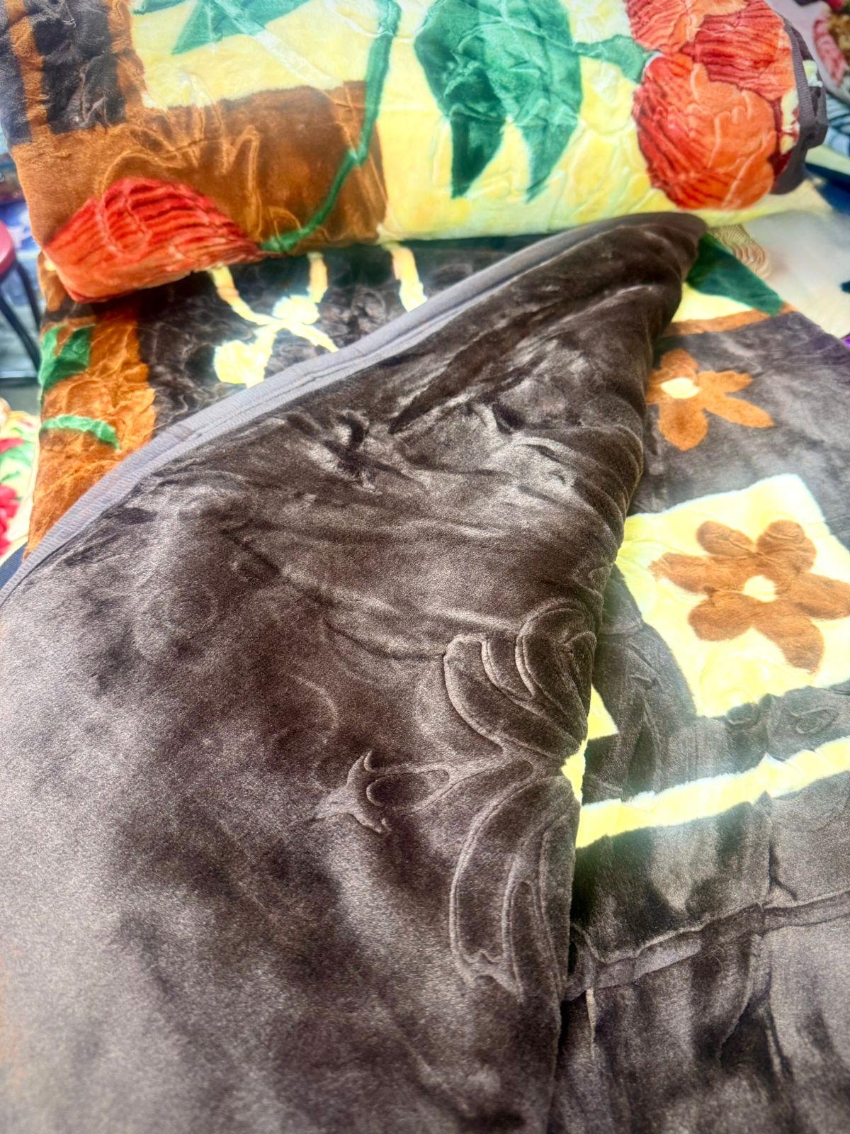 ON STOCK🦋Bed Blanket Cozy And Warm 5 BY 6😶‍🌫️Multi color bed blanket warm and cozy. High quality material made. Color and pattern might change