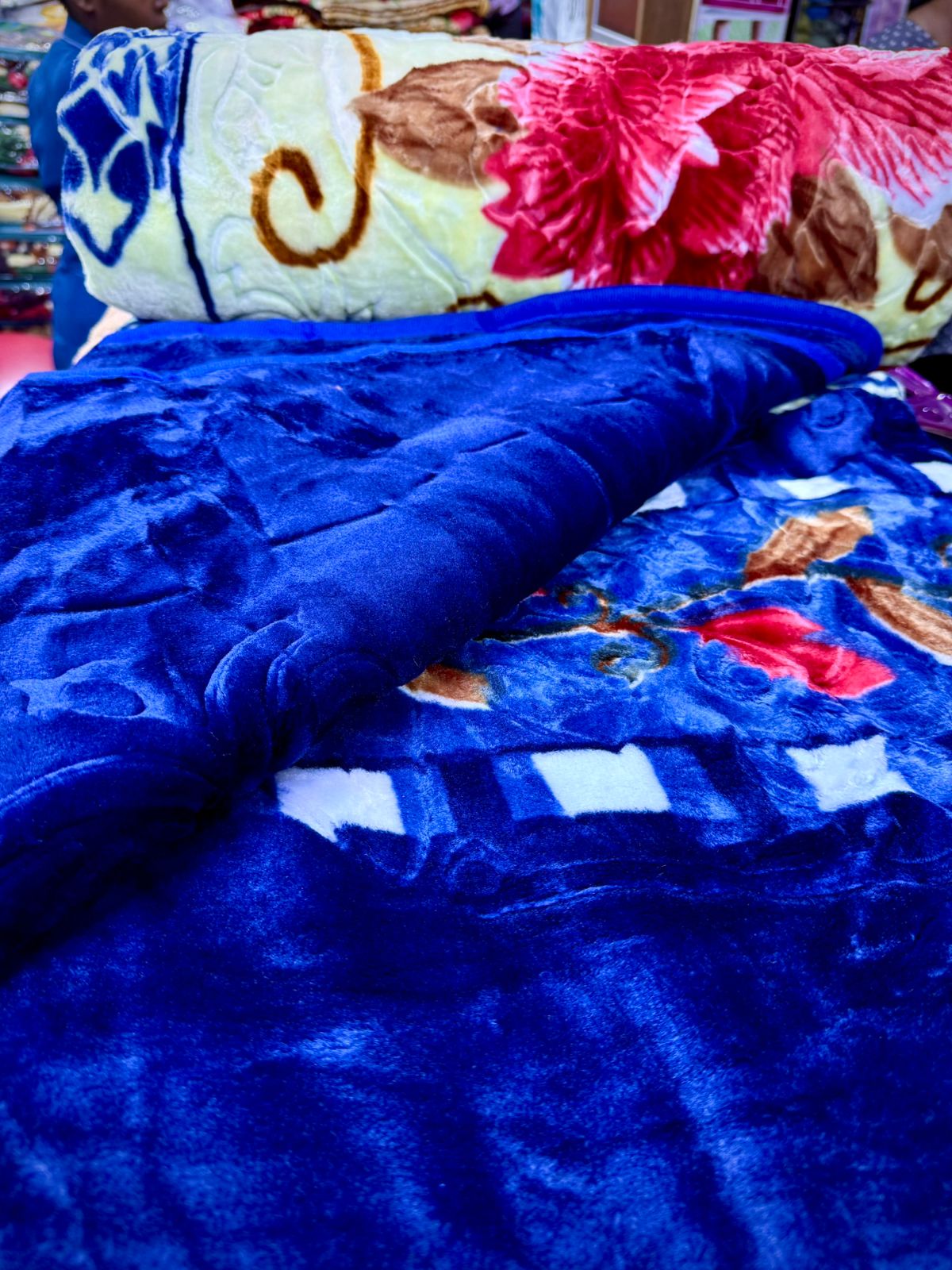 ON STOCK🦋Bed Blanket Cozy And Warm 5 BY 6😶‍🌫️Multi color bed blanket warm and cozy. High quality material made. Color and pattern might change