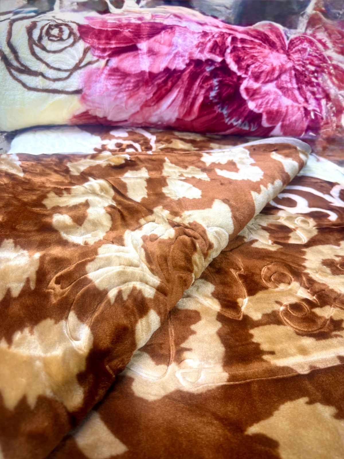 ON STOCK🦋Bed Blanket Cozy And Warm 5 BY 6😶‍🌫️Multi color bed blanket warm and cozy. High quality material made. Color and pattern might change