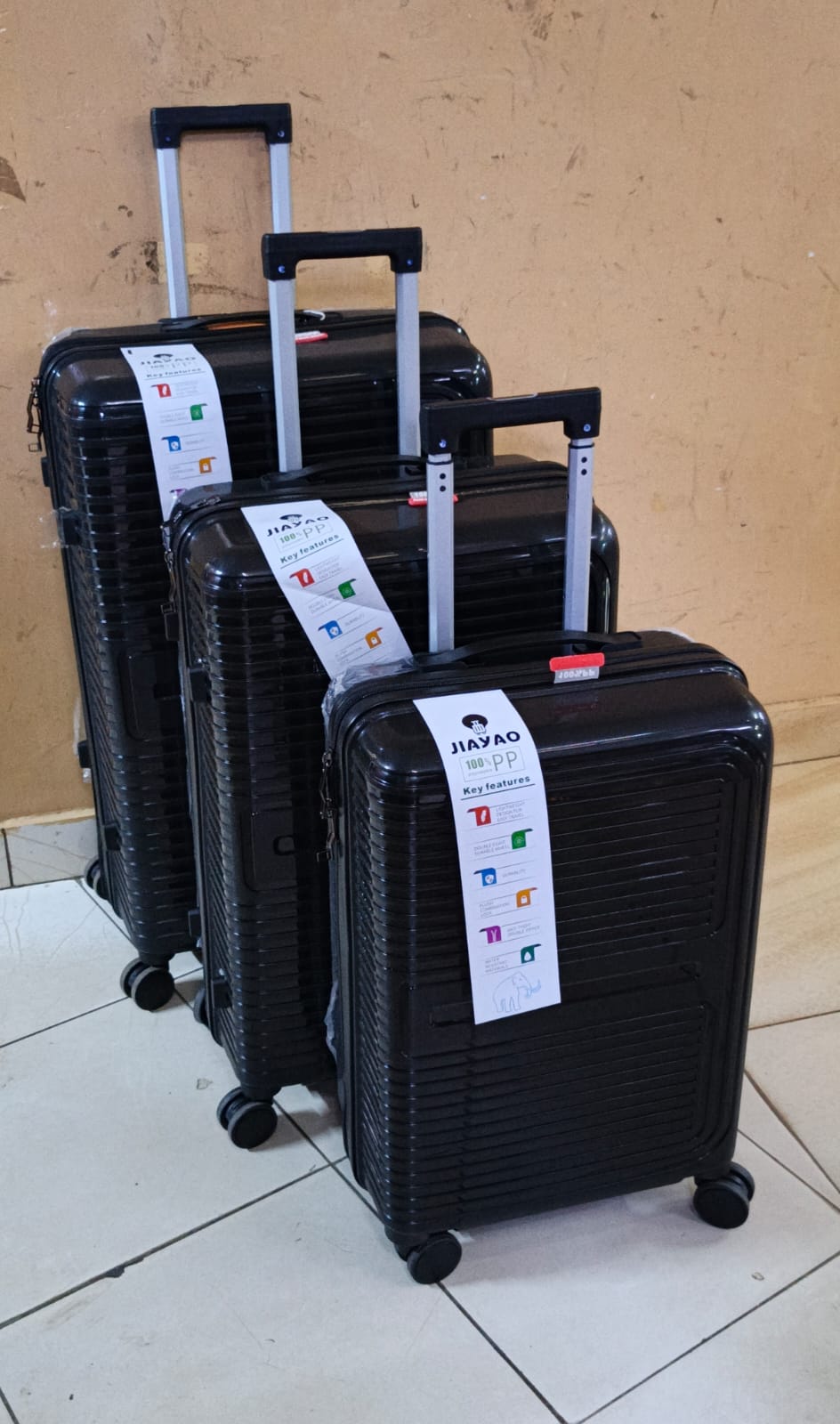 🕸Unbreakable double zip rubber suitcase  Pp 3-in-1 Suitcase set


 
🕸Beautiful colours 
🕸Light weight 
🕸Scratch resistant 
💮360°wheel rotation 
🕸Double compartment  
🕸3 digits combination code