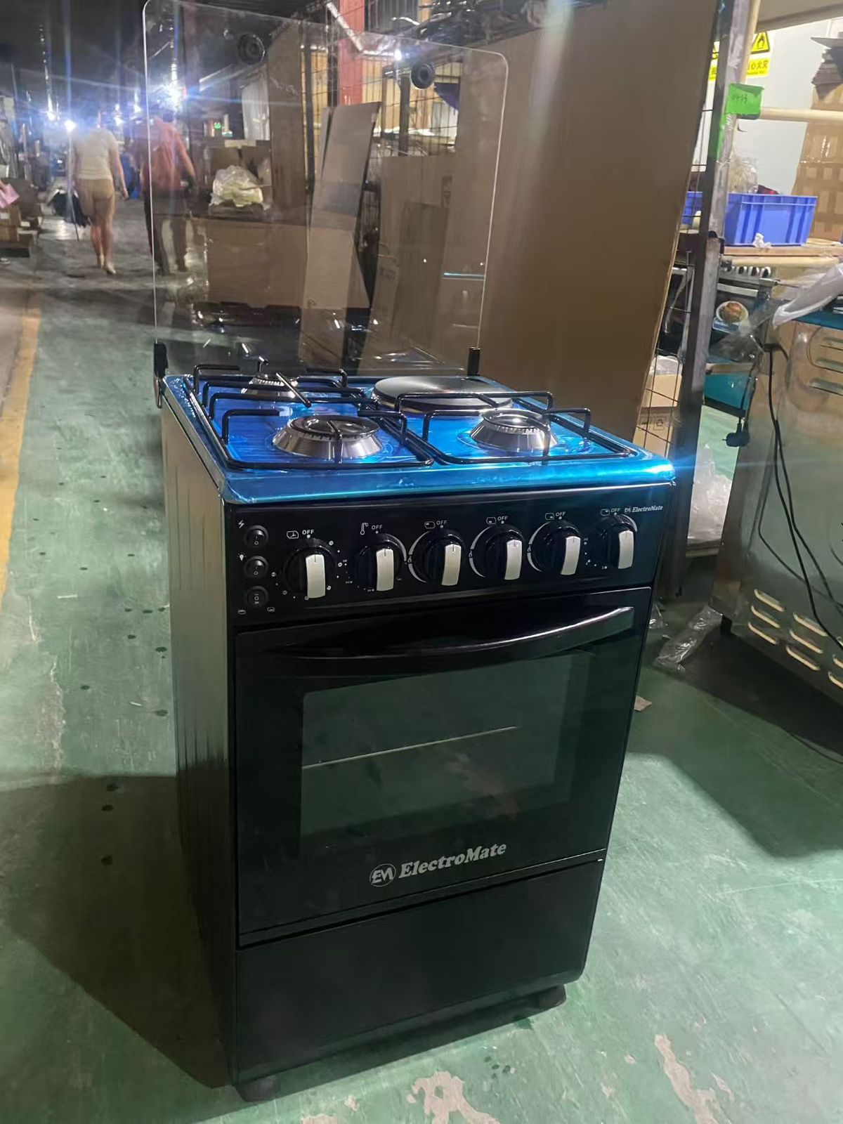 ElectroMate 50×55 3+1 standing cooker with electric oven cooker☀️Electric oven
Auto ignition
Oven grill/rottiserie
Oven degress
Oven lamp
Double glass oven door
jet valve
Black body
Top silver
Strong